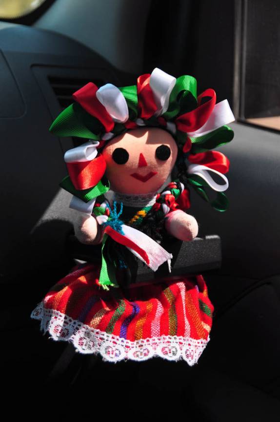 Depois do roubo, colocamos o presente da Luiza para tomar conta da Fiona! (em Pioneertown, na Califórnia, nos Estados Unidos)